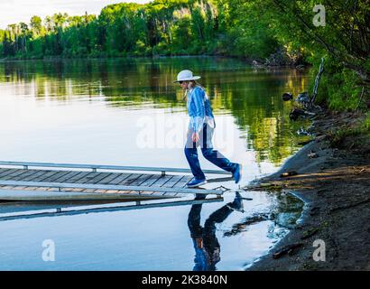 Donna anziana sul molo; Lago Swan; Parco Provinciale del Lago Swan; Columbia Britannica; Canada Foto Stock