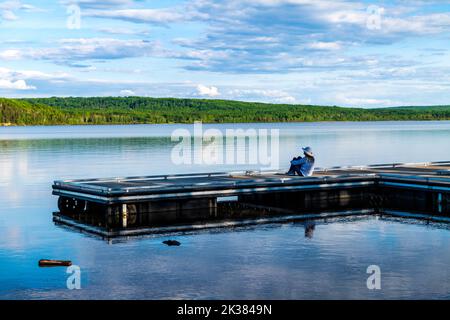 Donna anziana sul molo; Lago Swan; Parco Provinciale del Lago Swan; Columbia Britannica; Canada Foto Stock