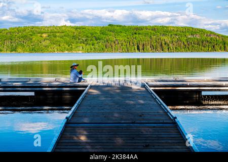 Donna anziana sul molo; Lago Swan; Parco Provinciale del Lago Swan; Columbia Britannica; Canada Foto Stock