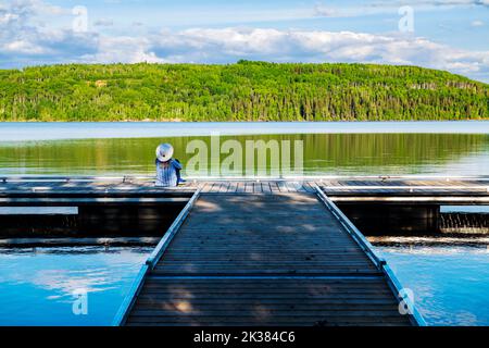 Donna anziana sul molo; Lago Swan; Parco Provinciale del Lago Swan; Columbia Britannica; Canada Foto Stock