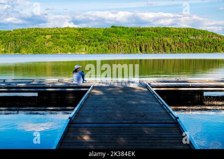 Donna anziana sul molo; Lago Swan; Parco Provinciale del Lago Swan; Columbia Britannica; Canada Foto Stock