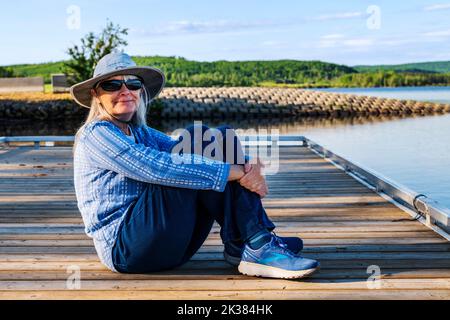 Donna anziana sul molo; Lago Swan; Parco Provinciale del Lago Swan; Columbia Britannica; Canada Foto Stock