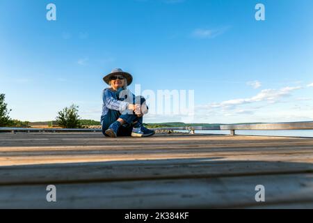 Donna anziana sul molo; Lago Swan; Parco Provinciale del Lago Swan; Columbia Britannica; Canada Foto Stock