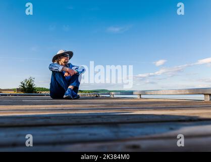 Donna anziana sul molo; Lago Swan; Parco Provinciale del Lago Swan; Columbia Britannica; Canada Foto Stock