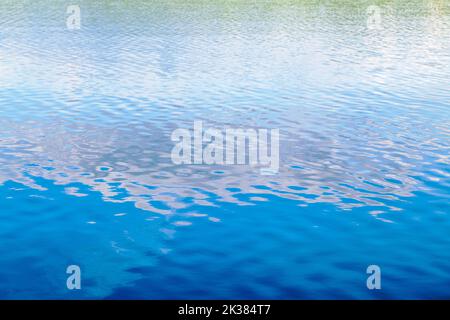 Riflessioni di nuvole nel lago di Swan increspato; Parco Provinciale del lago di Swan; Columbia Britannica; Canada Foto Stock