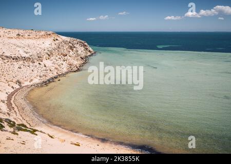 Vista delle acque turchesi della baia dall'Eagle Bluff Lookout nella baia degli squali, patrimonio mondiale dell'unesco, nell'Australia occidentale Foto Stock