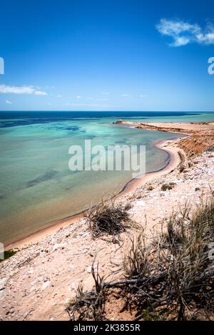 Vista delle acque turchesi della baia dall'Eagle Bluff Lookout nella baia degli squali, patrimonio mondiale dell'unesco, nell'Australia occidentale Foto Stock