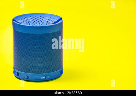 Altoparlante bluetooth portatile blu per ascoltare buona musica. Foto Stock