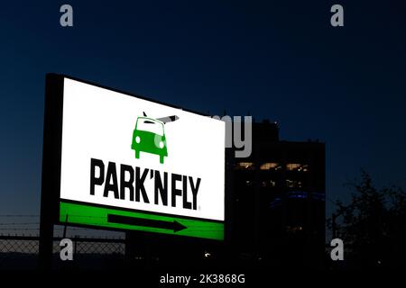 Il logo Park 'N Fly è illuminato su un cartello vicino all'aeroporto Pearson di Toronto all'alba; Park 'N Fly è una popolare compagnia di parcheggi fuori dall'aeroporto. Foto Stock