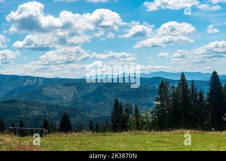 Krivanska Mala Fatra montagna dalla collina di Lieskova in Kysucke Beskydy montagna sopra Skalite villaggio in Slovacchia Foto Stock