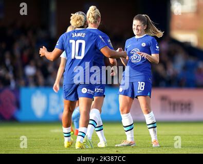 Maren Mjelde di Chelsea (a destra) festeggia il secondo goal del gioco dal punto di penalità con i compagni di squadra durante la partita della Super League femminile di Barclays al Kingsmeadow Stadium, Londra. Data immagine: Domenica 25 settembre 2022. Foto Stock