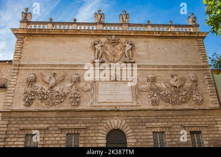 Facciata dell'Hotel des Monnaies di Avignone, Francia, costruita nel 1619 Foto Stock