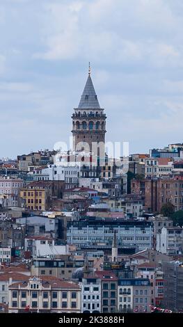 Paesaggio urbano di una parte della città di Istanbul che mostra le case e la torre Galata Foto Stock