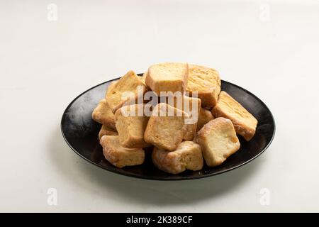 fette di pane integrale su fondo bianco Foto Stock