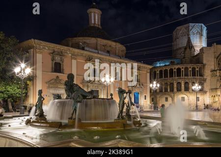 Plaza de la Virgen, in primo piano la Virgen del Turia, sullo sfondo la Basilica e la Cattedrale, piazza rappresentativa di Valencia, Spagna Foto Stock