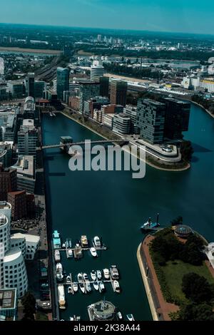 Un colpo aereo del Rhinetower al Marina di Duesseldorf Foto Stock