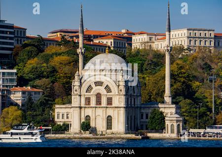 Vista sul mare presso la Moschea Dolmabahce a Istanbul, Turchia Foto Stock