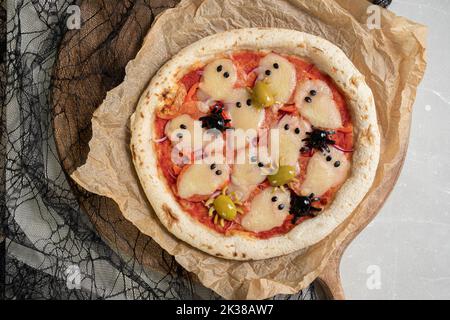 Idee per Halloween. Pizza con olive ragni. Foto Stock