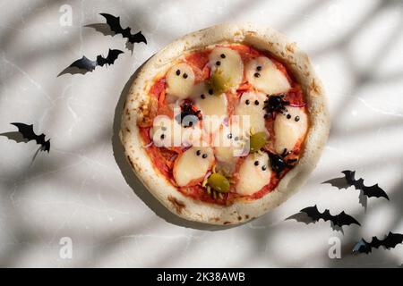 Idee per Halloween. Pizza con olive ragni. Foto Stock