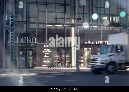 Il sole splende su un negozio LCBO, il comitato di controllo dei liquori dell'Ontario, in una giornata di sole nel centro di Toronto. Foto Stock