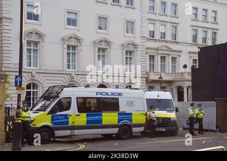 Londra, Regno Unito. 25th Set, 2022. La polizia guardia l'ambasciata. I manifestanti continuano a riunirsi al di fuori dell'ambasciata iraniana a Londra in risposta alla morte di Mahsa Amini, che è morto sotto custodia della polizia in Iran dopo essere stato detenuto per presunto non aver indossato una sciarpa capo (hijab) 'correttamente' in pubblico. Credit: Vuk Valcic/Alamy Live News Foto Stock