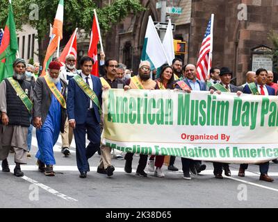 New York City, Stati Uniti. 25th Set, 2022. I partecipanti sono visti cantare 'Allahu Akbar' durante la Parata annuale del giorno musulmano lungo Madison Avenue a New York City. Credit: Ryan Rahman/Alamy Live News Foto Stock