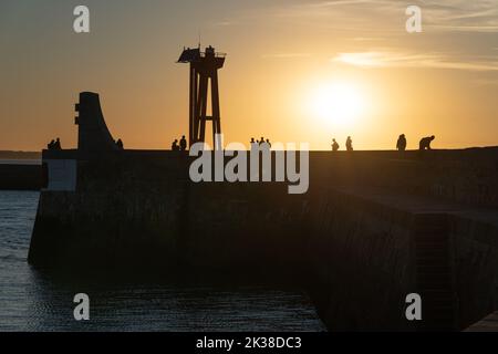 Le difese del porto e del muro di mare a Port-en-Bessin, Normandie. Foto Stock