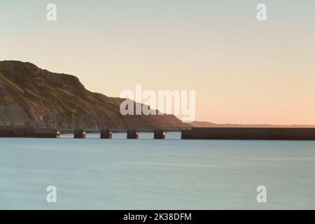 Una lunga immagine di esposizione delle difese del porto e delle mura marine a Port-en-Bessin, Normandie. Foto Stock