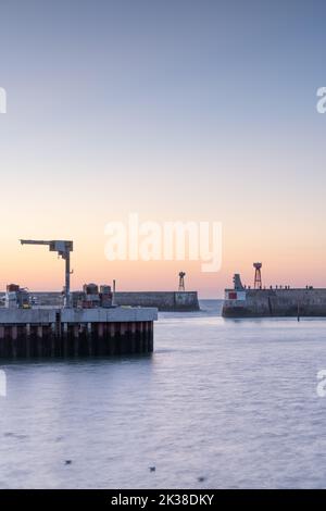 Le difese del porto e del muro di mare a Port-en-Bessin, Normandie. Foto Stock