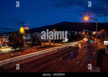 Città di Sofia, paesaggio notturno, vista da sud, monte Vitosha sullo sfondo Foto Stock