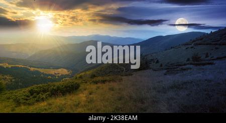 catena montuosa carpazia in estate al crepuscolo. concetto di cambiamento di giorno e di notte. paesaggio con colline boscose e prati erbosi che si rotolano in t Foto Stock