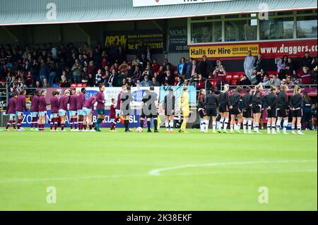Londra, Regno Unito. 25th Set, 2022. Dagenham e Redbridge, Inghilterra, settembre 25 2022. Le squadre si allineano durante la partita di calcio della Barclays Womens Super League tra West Ham United e Manchester United al Victoria Road Stadium, Dagenham, Inghilterra. (Kevin Hodgson/SPP) Credit: SPP Sport Press Photo. /Alamy Live News Foto Stock