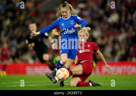 Il Jess Park di Everton è affrontato da Jasmine Matthews di Liverpool durante la partita della Barclays Women's Super League ad Anfield, Liverpool. Data immagine: Sabato 24 settembre 2022. Foto Stock