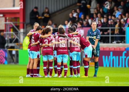 Londra, Regno Unito. 25th Set, 2022. Dagenham e Redbridge, Inghilterra, settembre 25 2022. La squadra di West Ham si trova nel corso della partita di calcio della Super League delle donne di Barclays tra il West Ham United e il Manchester United al Victoria Road Stadium, Dagenham, Inghilterra. (Kevin Hodgson/SPP) Credit: SPP Sport Press Photo. /Alamy Live News Foto Stock