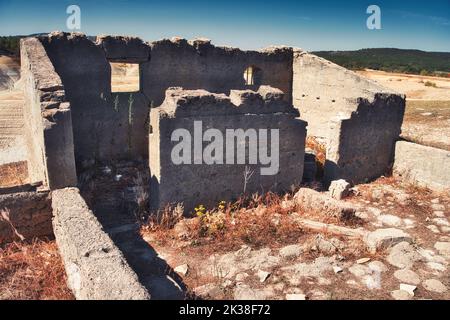 Rovine di una chiesa adandonata e normalmente sommersa situata a Mediano, Spagna Foto Stock