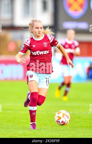 Londra, Regno Unito. 25th Set, 2022. Dagenham e Redbridge, Inghilterra, settembre 25 2022. Izzy Atkinson (11 West Ham United) durante la partita di calcio della Barclays Womens Super League tra West Ham United e Manchester United al Victoria Road Stadium, Dagenham, Inghilterra. (Kevin Hodgson/SPP) Credit: SPP Sport Press Photo. /Alamy Live News Foto Stock