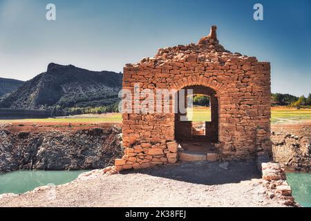 Rovine di una chiesa adandonata e normalmente sommersa situata a Mediano, Spagna Foto Stock