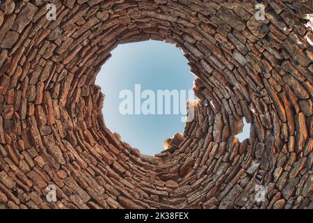 Rovine di una chiesa adandonata e normalmente sommersa situata a Mediano, Spagna Foto Stock