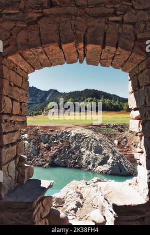 Rovine di una chiesa adandonata e normalmente sommersa situata a Mediano, Spagna Foto Stock