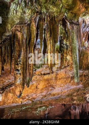 Inegozil, Bursa, Turchia - Settembre 2022: Oylat Cave, fotografia mobile di una bella lunga grotta nel buio, stalattiti e stalagmiti, nidi di pipistrelli Foto Stock