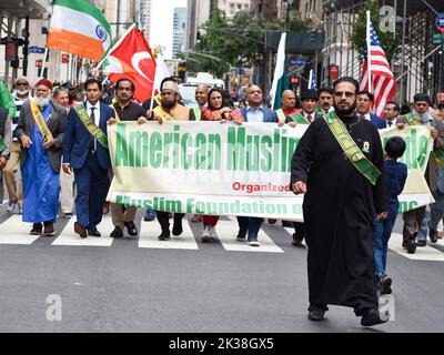 New York, Stati Uniti. 25th Set, 2022. I partecipanti sono visti cantare 'Allahu Akbar' durante la Parata annuale del giorno musulmano lungo Madison Avenue a New York City. (Foto di Ryan Rahman/Pacific Press) Credit: Pacific Press Media Production Corp./Alamy Live News Foto Stock