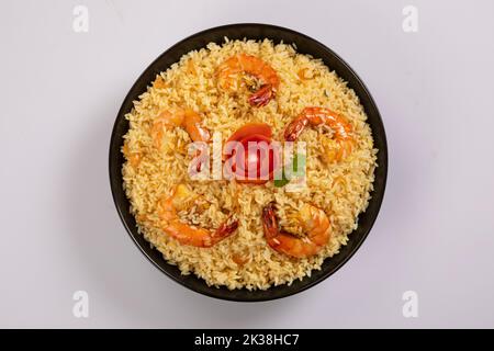 Kachchi Biriyani, pollo biriyani, gamberi biriyani, Dhaka stile biriyani, polau semplice cotto con riso aromatico o chinigura riso isolato su bac bianco Foto Stock