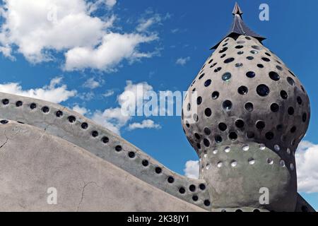 Earthship Biotecture è il prodotto di molti anni di vita sostenibile, apprendimento e costruzione. Questa comunità è a Tres Piedras, NEW MEXICO. Foto Stock