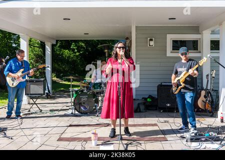 Il Poor Yorick si esibisce al West Concord Porchfest, un festival annuale di musica locale a West Concord, Massachusetts. Foto Stock