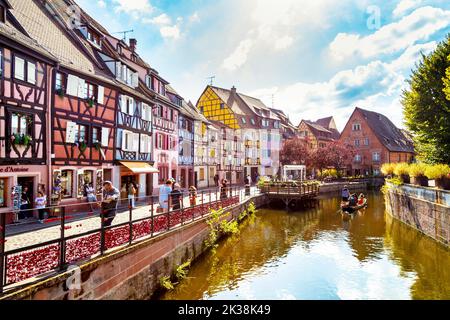 Case colorate a graticcio e canale a la Petite Venise nel quartiere dei pescatori, Colmar, Francia Foto Stock