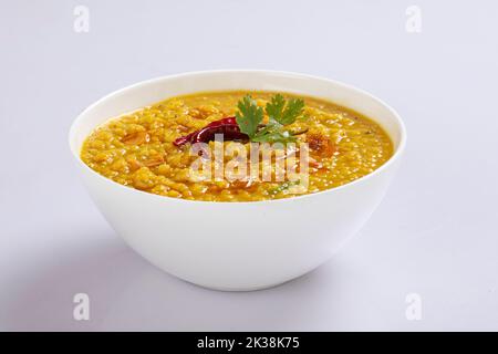 Dal tarka, chana dal isolato su sfondo bianco Foto Stock