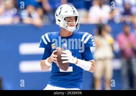 Indianapolis, Indiana, Stati Uniti. 25th Set, 2022. Il quarto di Indianapolis Colts Matt Ryan (2) passa la palla durante la partita di football della NFL tra i Kansas City Chiefs e gli Indianapolis Colts al Lucas Oil Stadium di Indianapolis, Indiana. John Mersits/CSM/Alamy Live News Foto Stock