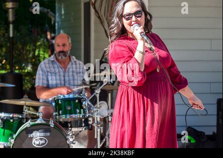 Il Poor Yorick si esibisce al West Concord Porchfest, un festival annuale di musica locale a West Concord, Massachusetts. Foto Stock