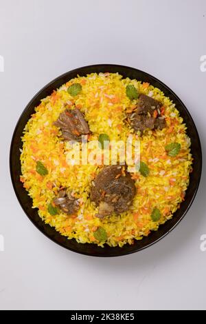 Kachchi Biriyani, pollo biriyani, gamberi biriyani, Dhaka stile biriyani, polau semplice cotto con riso aromatico o chinigura riso isolato su bac bianco Foto Stock