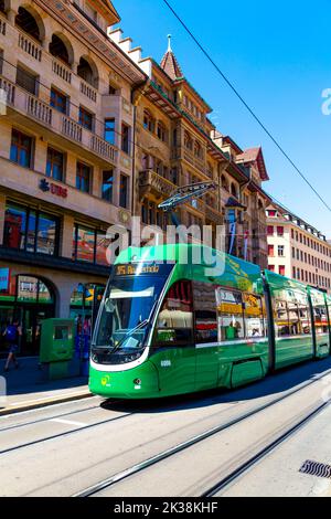 Tram Green Basel Transport Service presso Marktplatz, Basilea, Svizzera Foto Stock